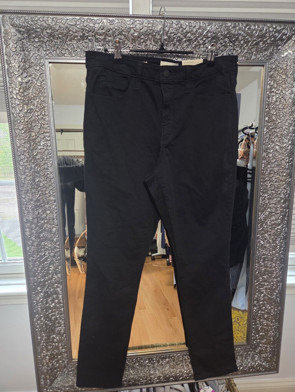 Universal Thread High Rise Skinny No Fade Black Pants. NWT